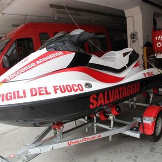 Ultraleggero cade nel Lago d'Orta: padre e figlio tratti in salvo