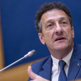 Coronavirus: Arona, il sindaco distribuisce mascherine “fai da te” e il Pd lo attacca