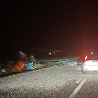 Dal Nord Ovest. Scontro sulla Trossi, un trattore finisce ribaltato in un fosso