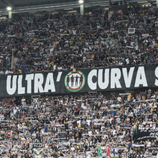 Notizie dal Piemonte. Autoriciclaggio, estorsione e violenza: in manette 12 capi ultrà della Juve