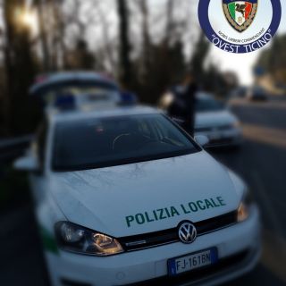 Chiacchierano seduti sulle panchine: tre cittadini trecatesi denunciati