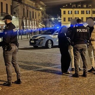 Controlli straordinari ad Arona, Borgomanero e Carpignano Sesia: 338 persone identificate e 11 esercizi commerciali ispezionati Controlli straordinari ad Arona, Borgomanero e Carpignano Sesia: 338 persone identificate e 11 esercizi commerciali ispezionati