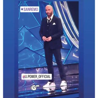 Bufera sulle scarpe della novarese U-Power indossate da John Travolta a Sanremo