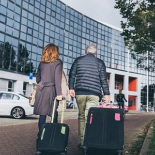 Covid, la Farnesina sconsiglia i viaggi all’estero