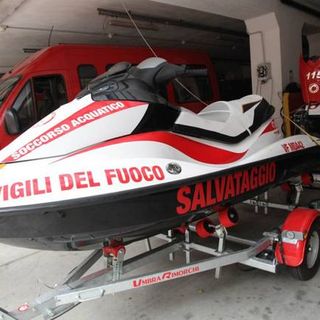 Barca a vela in difficoltà tra Belgirate ed Arona