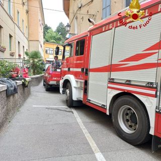 Brucia il vano di un ascensore a Gozzano, intervengono i Vigili del Fuoco
