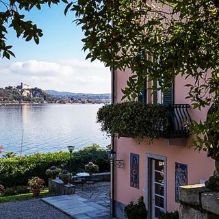 Dalla Stresa di Hemingway alla Meina di Disney e Mondadori  i luoghi dell'editoria raccontati come un romanzo