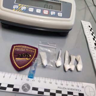 Arrestato giovane con droga e oggetti rubati a Novara