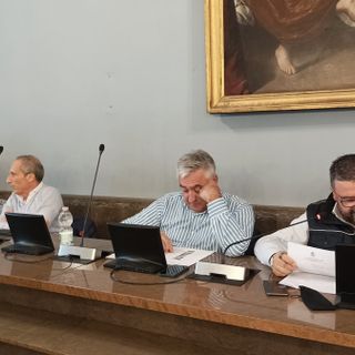 Consigliere di maggioranza attacca la stampa, i cronisti abbandonano l’aula