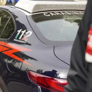 Cerano, fuga nei boschi e tuffo nella roggia: giovane arrestato per spaccio