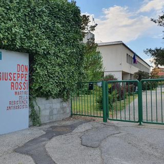 Restaurato pannello intitolativo della  scuola secondaria di primo grado &quot;Don G. Rossi&quot; di Varallo Pombia
