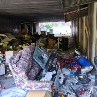 Discarica e degrado nell'area delle autorimesse di via Casorati