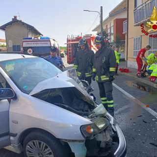 Scontro tra un auto e un furgone a Cureggio