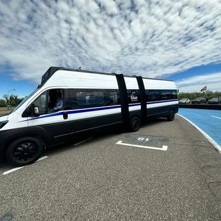 Il bus del futuro viaggia in Piemonte: ecco il primo mezzo al mondo a guida autonoma con ricarica wireless. FOTO e VIDEO
