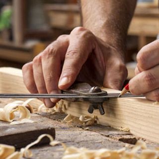 In Piemonte stanno sparendo gli artigiani: in dieci anni scomparse 15mila aziende (e solo edilizia e agricoltura tengono)