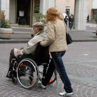 Dalla regione un bonus di 600 euro per chi assume badanti