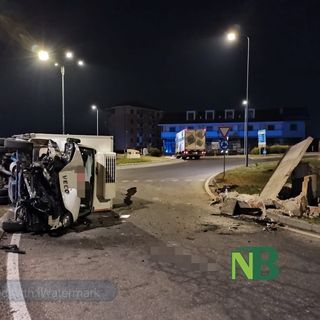 Dal Nord Ovest. Biella: Esce di strada, abbatte un muro e si ribalta, paura per il conducente di un furgone