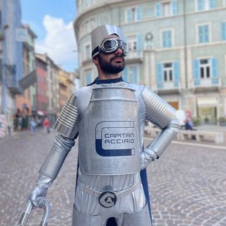 Capitan Acciaio arriva a Novara per insegnare  il valore della raccolta differenziata