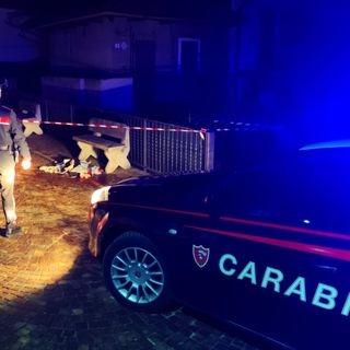 Un sessantenne accoltellato dal figlio sotto casa, è ricoverato in gravi condizioni al San Biagio