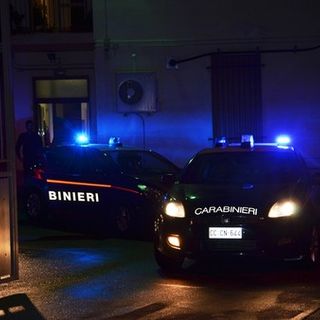 Spaccata ai magazzini della Loro Piana, i ladri fuggono lanciado chiodi a tre punte sull'asfalto