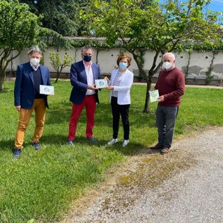 Sono stati consegnati alle scuole di Cameri le copie de 'Il plesso verde'