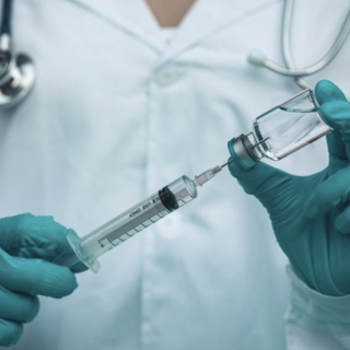 Vaccinazioni anti Covid ed antinfluenzale, ecco le indicazioni della Regione