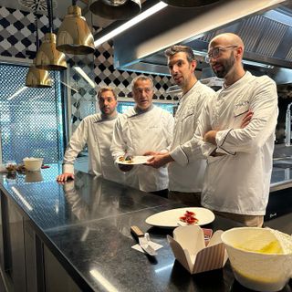 Tanta gente in via Rosmini per l’apertura di Domosofia con Cannavacciuolo    FOTO e VIDEO