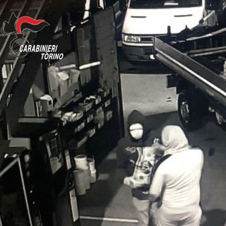 All'alba blitz dei carabinieri: smantellata un'organizzazione che razziava tir e aziende