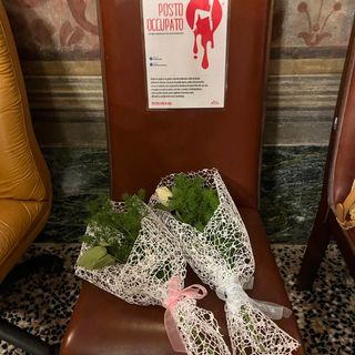 ‍Iin consiglio il ricordo del presidente Berlusconi e due rose bianche per Giulia Tramontano e il suo bambino