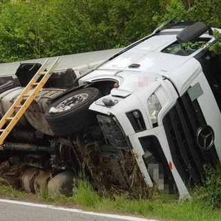 Perde il controllo del camion e finisce fuori strada a Gattinara