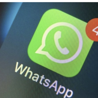 La truffa &quot;del codice&quot; corre su WhatsApp: in tantissimi ci cascano