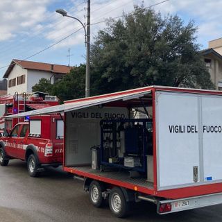 Incidente a Cameriano, un'auto si scontra con un autoarticolato e finisce fuori strada