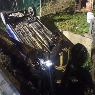 Novara, auto bloccata sui binari