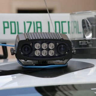 Giovane di Novara segnalato dalla polizia locale per l'uso di fuochi d'artificio in città