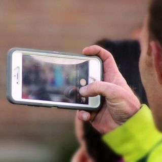 Smartphone vietati anche alle superiori: scatta il divieto del Ministero