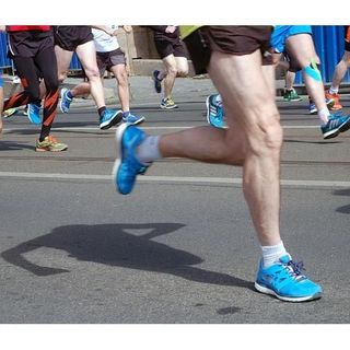 Lago Maggiore Half Marathon, sulla maglia tecnica le onde e i colori rendono omaggio al territorio