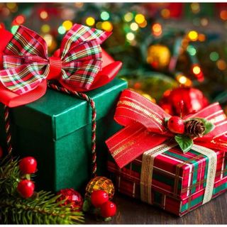 Natale 2023, Federconsumatori: prezzi aumentati del 10,2% per regali e addobi