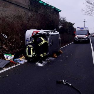 Arona: auto si ribalta e trancia un tubo del metano