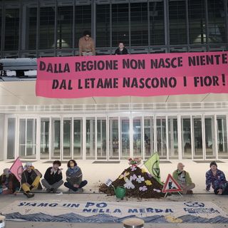 &quot;Siamo ancora nella merda&quot;: gli Extionction Rebellion scaricano quintali di letame davanti al Grattacielo della Regione