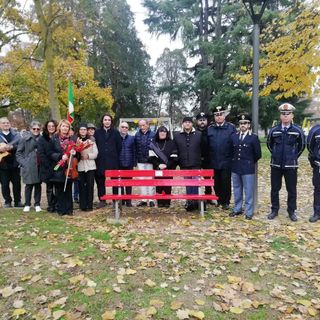 Trecate, inaugurata questa mattina la panchina rossa al Parco Cicogna