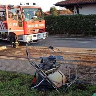 Un parapendio precipita a Borgo Ticino, ferito il conducente