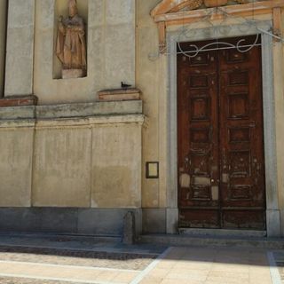 Sarà restaurato il portone della chiesa di Casalvolone