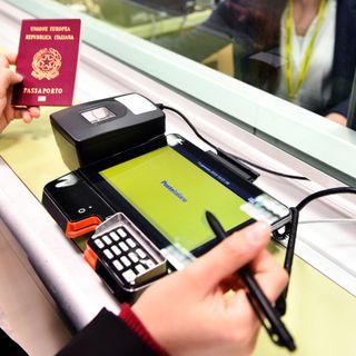 Poste italiane: tagliato il traguardo dei 100.000 passaporti rilasciati