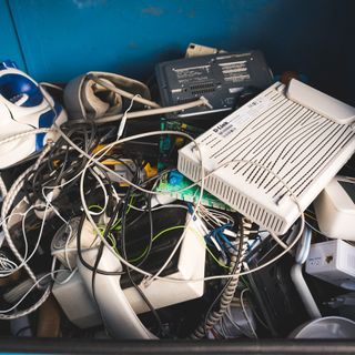 Piccoli rifiuti elettronici, il Piemonte guida la classifica: quasi tutti i negozi garantiscono il conferimento gratuito