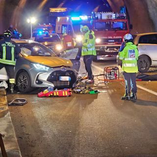 Scontro frontale tra due auto in galleria, persone estratte dalle lamiere (servizio di Mauro Benedetti per newsbiella.it)