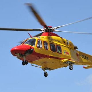 Cade in crepaccio, salvato dal compagno di gara