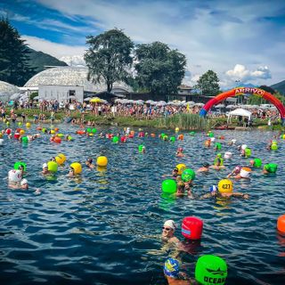 Più di duecento i partecipanti alla traversata di nuoto 'Antica Via del Legname'