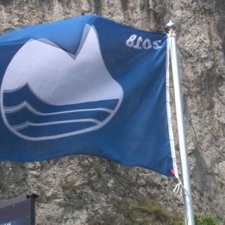 Spiagge pulite: polemico addio di Cannobio e Arona alla Bandiera blu