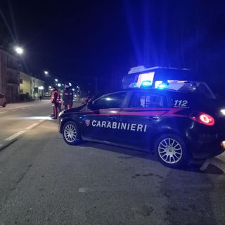 Danneggia decine di auto e punta un fucile contro i Carabinieri, arrestato un cittadino svizzero