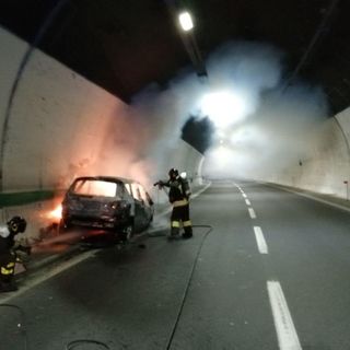Carpugnino, auto in fiamme nella galleria dell'autostrata